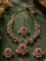 Traditional Kundan Necklace Set with Earrings & Maang Tikka - Image 2